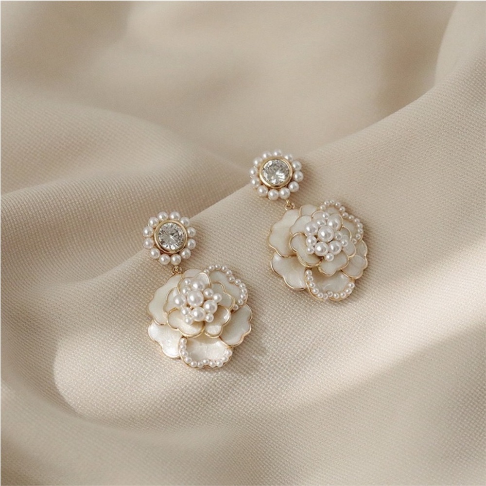 Elegant Pearl Caméilla Earrings